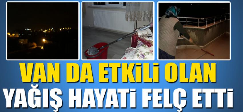 Van da etkili olan yağış hayati felç etti