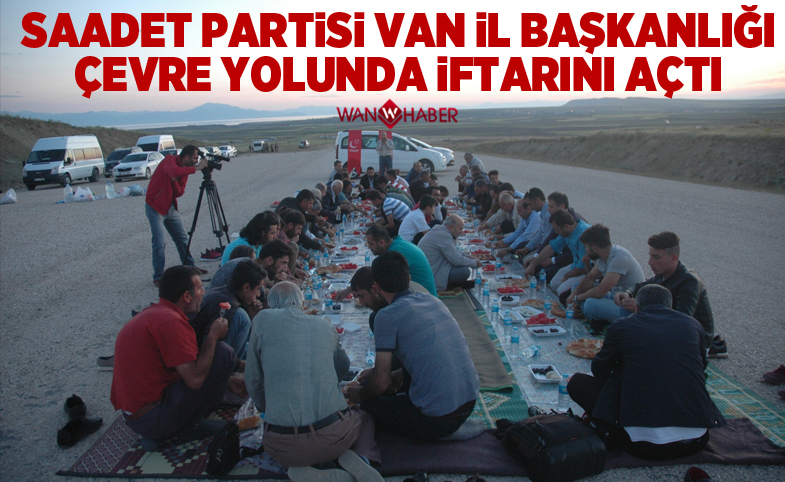 Saadet Partisi Van İl Başkanlığı çevre yolunda iftar programı düzenledi