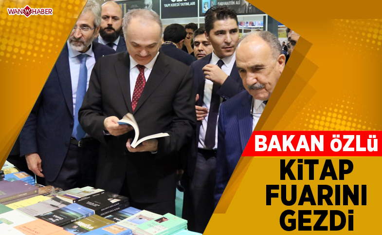 Bakan Özlü, kitap fuarını gezdi