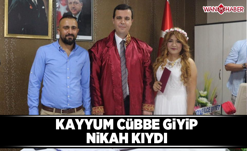 Kayyum cübbe giyip nikah kıydı