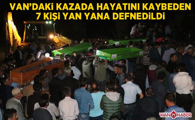 Van'daki trafik kazasında hayatını kaybeden 7 kişi yan yana defnedildi