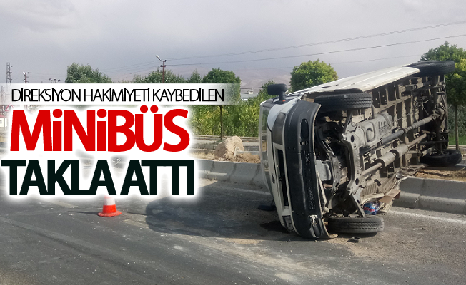 Direksiyon hakimiyeti kaybedilen minibüs takla attı