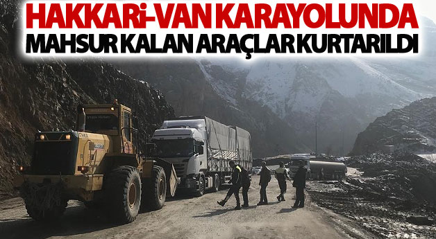 Hakkari-Van karayolunda mahsur kalan araçlar kurtarıldı