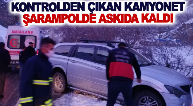 Kontrolden çıkan kamyonet şarampolde askıda kaldı