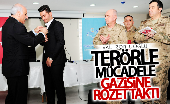 Vali Zorluoğlu, terörle mücadele gazisine rozet taktı